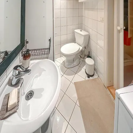 2 Bedroom Gorgeous In גרימסטאד